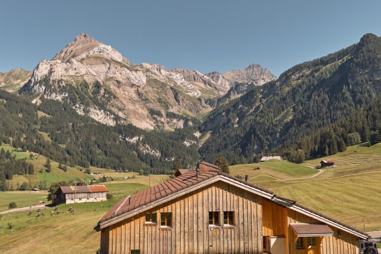 Mountain Chalet Gstaad Luxus Ferienhaus Schweiz Mieten Ausblick