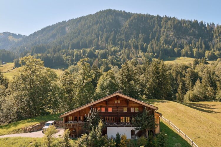 Mountain Chalet Gstaad Luxus Ferienhaus Schweiz Mieten Außenansicht