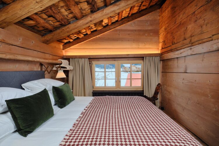 Mountain Chalet Gstaad Luxus Ferienhaus Schweiz Mieten Bett
