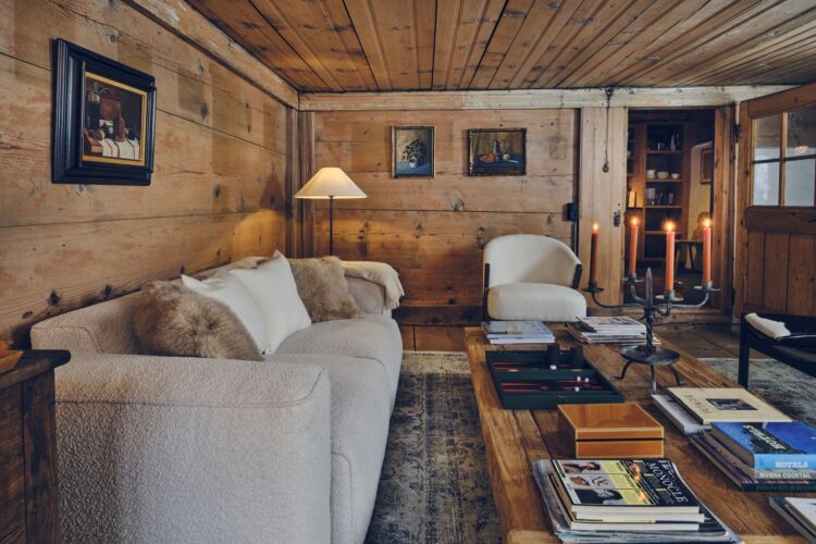 Mountain Chalet Gstaad Luxus Ferienhaus Schweiz Mieten Couch