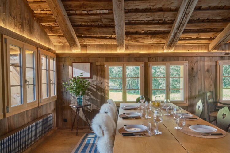 Mountain Chalet Gstaad Luxus Ferienhaus Schweiz Mieten Esstisch