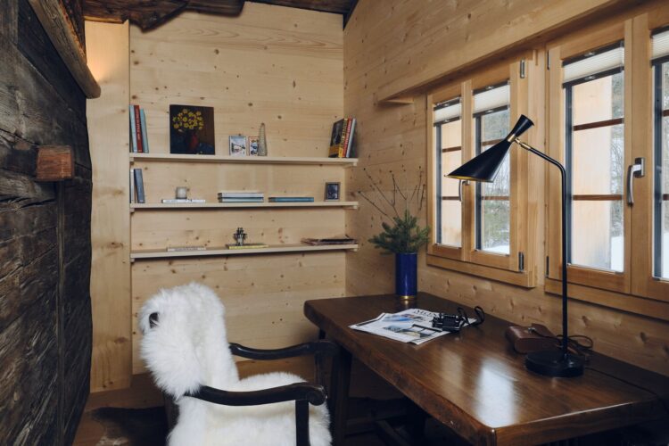 Mountain Chalet Gstaad Luxus Ferienhaus Schweiz Mieten Office