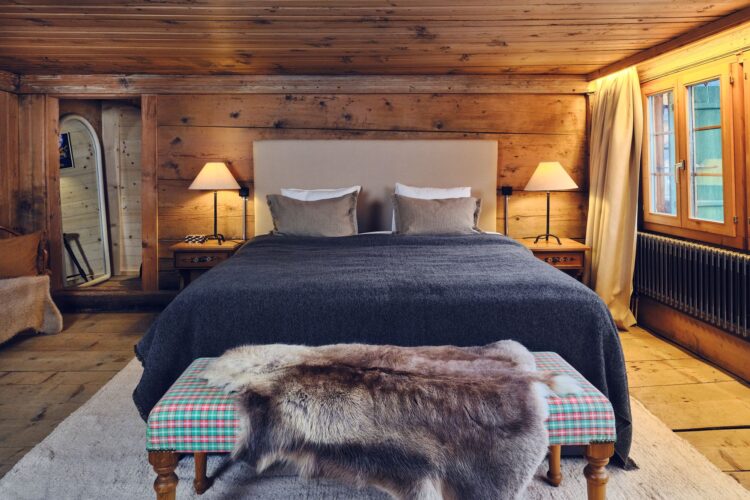 Mountain Chalet Gstaad Luxus Ferienhaus Schweiz Mieten Schlafzimmer