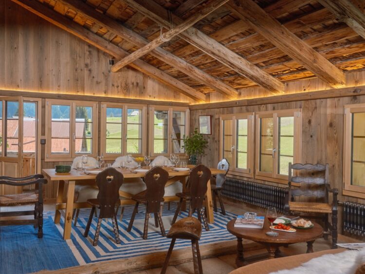 Mountain Chalet Gstaad Luxus Ferienhaus Schweiz Mieten Stube