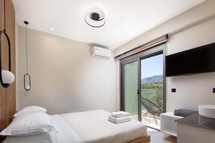 Nature Retreat Luxus Ferienhaus Kreta Mit Pool Mieten Helles Schlafzimmer