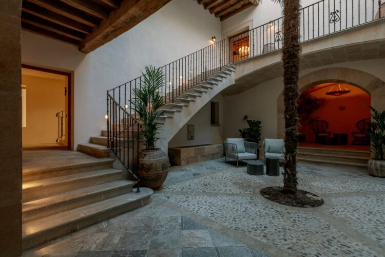 Palma Mansion Luxus Ferienvilla Mallorca Spanien Mieten Innenhof