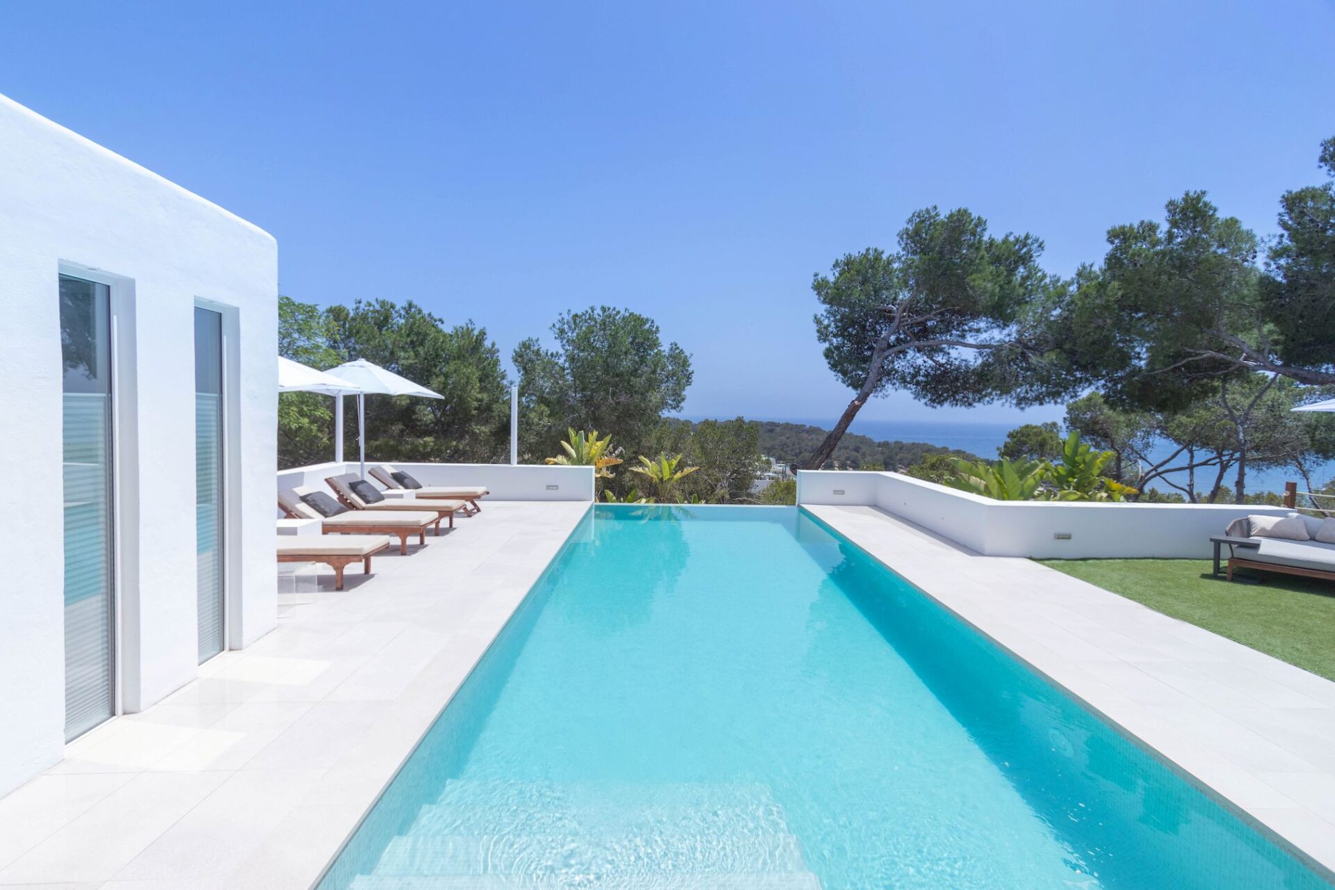 Poolvilla Talamanca Luxus Ferienvilla Ibiza Mieten Terrasse