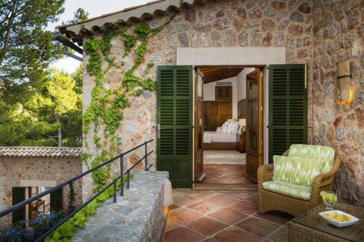 Exklusive Finca auf Mallorca am Meer mieten mit Koch & HauspersonalSon Bunyola Master Suite Terrasse