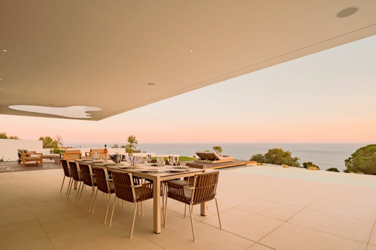 Sea Light Villa One Luxuriöses Ferienhaus Algarve Portugal Esstisch Auf Der Terrasse