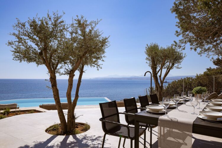 Seafront Dream Luxus Ferienhaus Kreta Am Meer Mieten Outdoor Esstisch