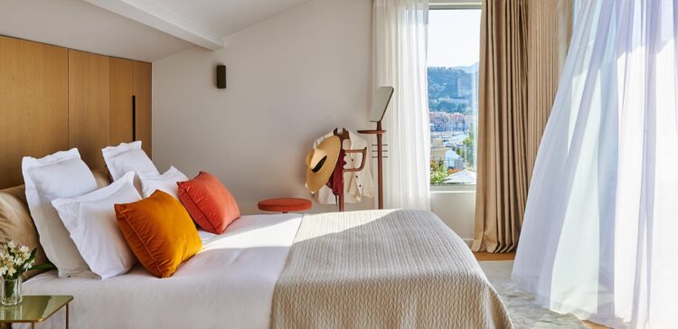 Seafront Villa Cassis Luxus Ferienhaus Bett