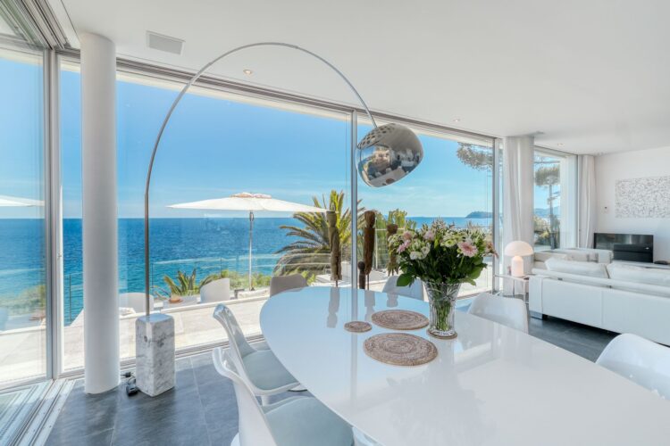 Seafront Villa Elodie Luxus Ferienhaus Cote D Azur Mieten Esstisch