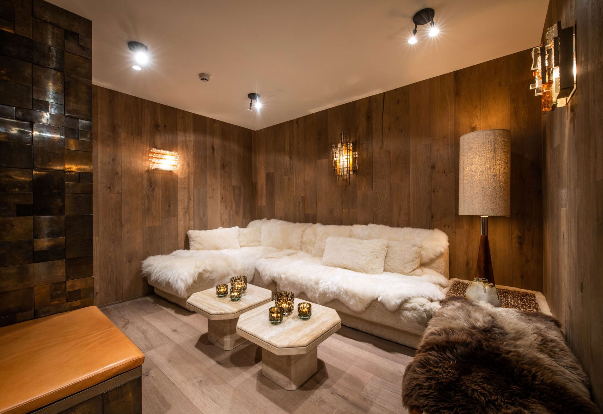 Ski In & Out Chaletapartments Princess Two Luxus Chalet Österreich Plüschsofa