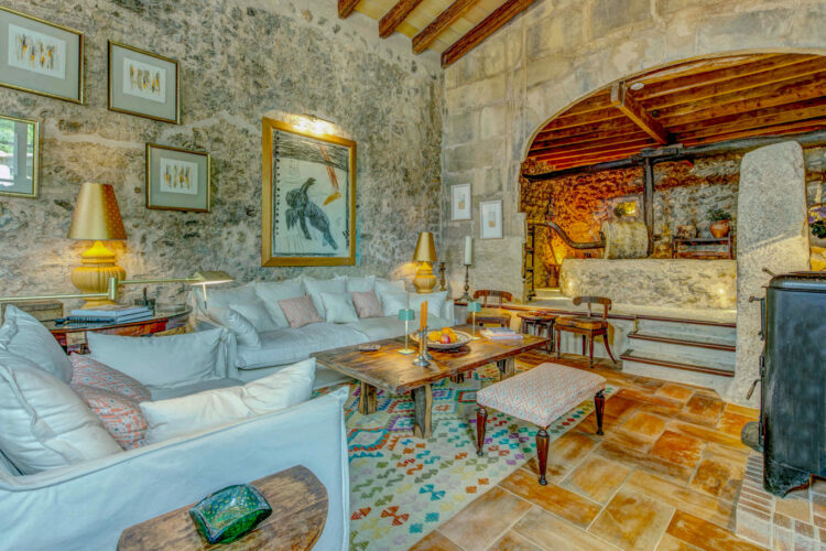 Tafona Latana Luxus Finca Mallorca Am Meer Mieten Wohnzimmer Mit Historischer Oehlmuehle