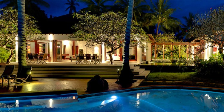 Tanjung Paradise Lombok Pool Wohnbereich Nachts
