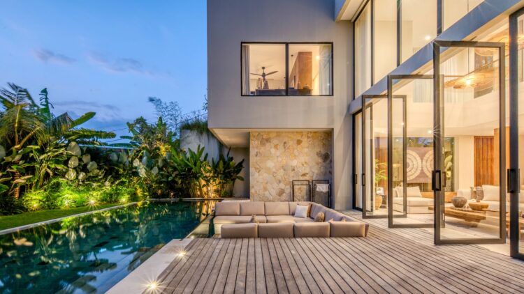 The Palm House Luxus Ferienhaus Bali Mieten Pooldeck