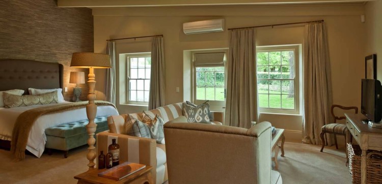 The Sophisticated Winelands Schlafzimmer 1
