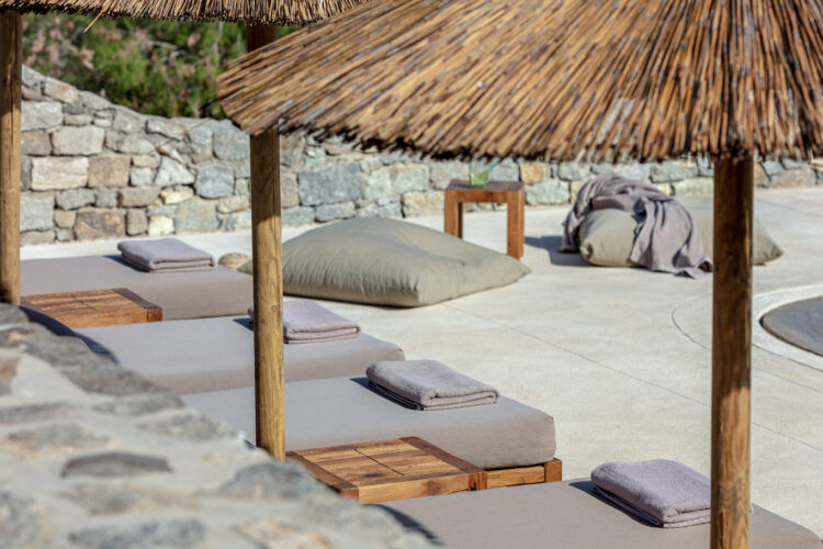 Villa Amakina Mykonos Luxus Ferienhaus Am Strand Mieten Pool Deatail Strohschirme