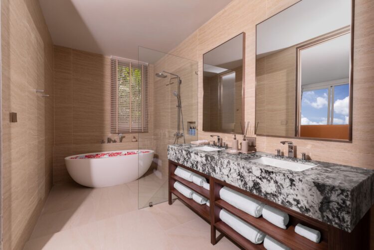 Villa Amann Luxus Ferienhaus Phuket Thailand Am Strand Mieten Badezimmer