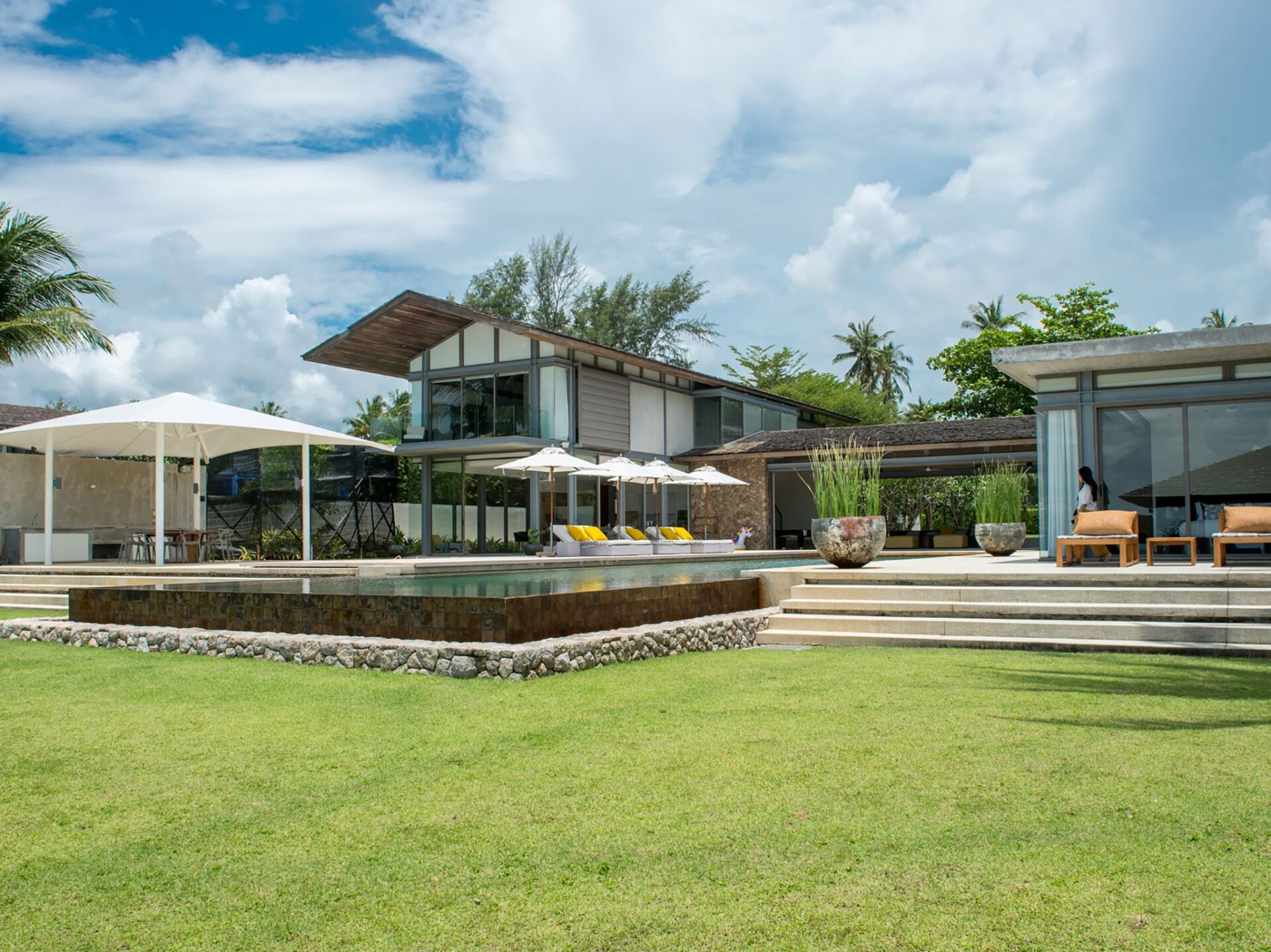 Villa Amarelo Luxus Ferienhaus Phuket Am Strand Mieten Außenansicht