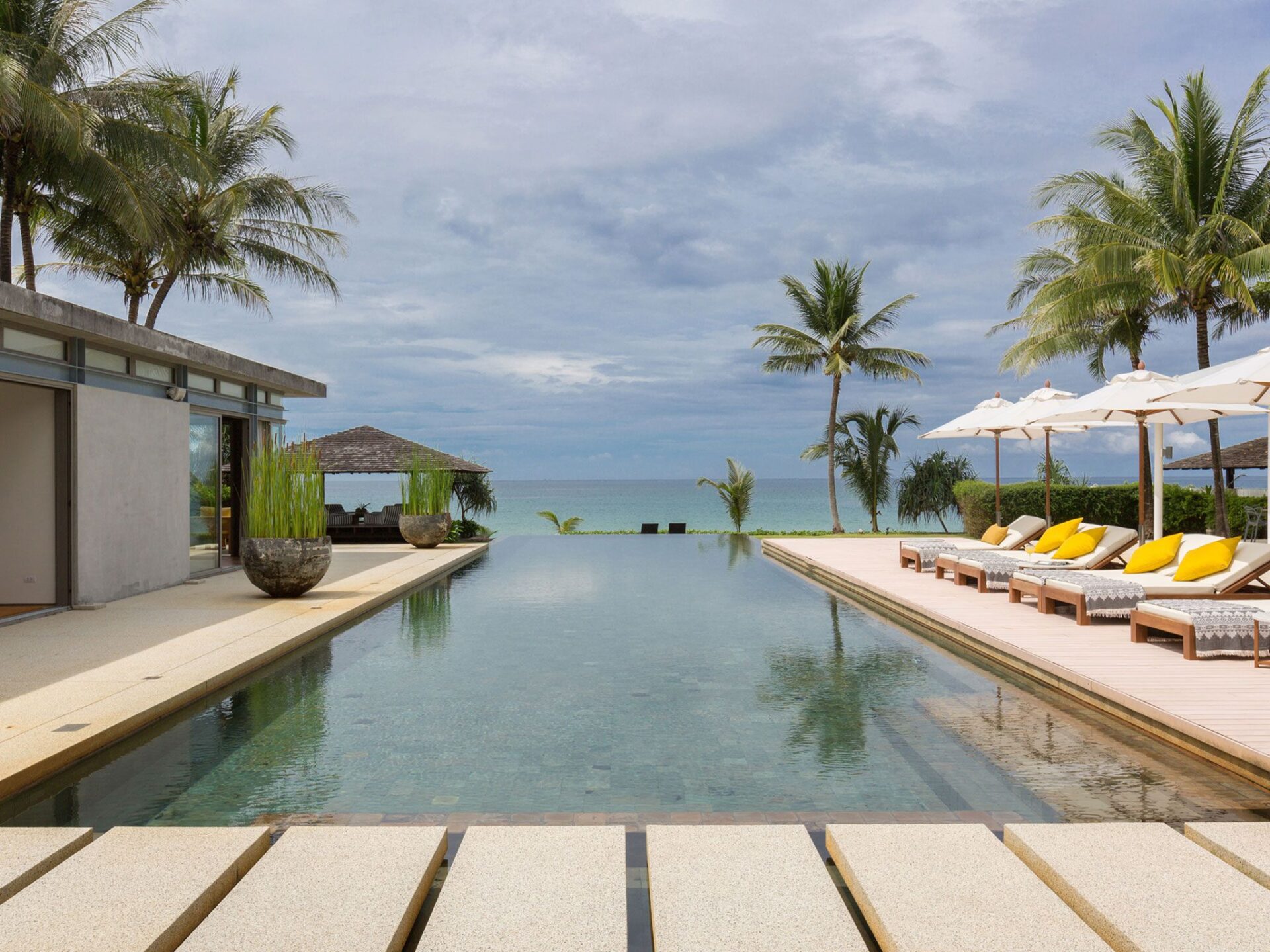 Villa Amarelo Luxus Ferienhaus Phuket Am Strand Mieten Infinitypool