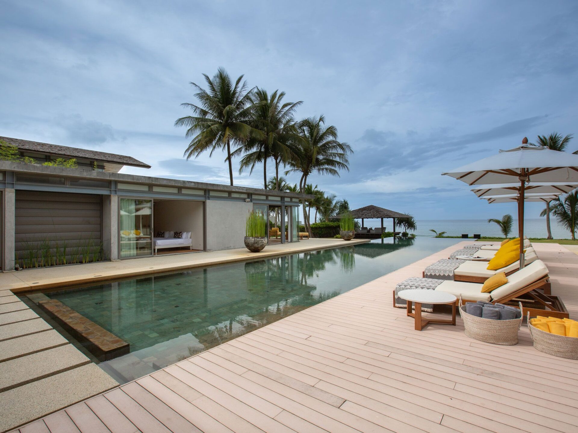 Villa Amarelo Luxus Ferienhaus Phuket Am Strand Mieten Poolterrasse