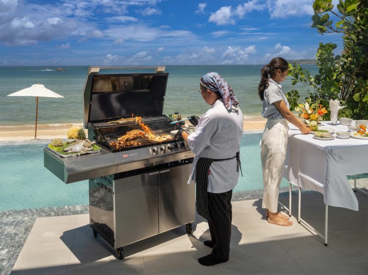 Villa Anda Traumhafte Beachfront Villa Phuket Thailand Barbecue Auf Der Terrasse