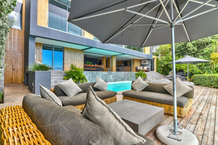 Villa Bali Bay Luxus Feriehaus Kapstadt Mit Pool Mieten Loungemöbel