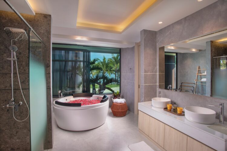 Villa Boonta Luxus Ferienhaus Phuket Thailand Wellness Bad Schlafzimmer 1