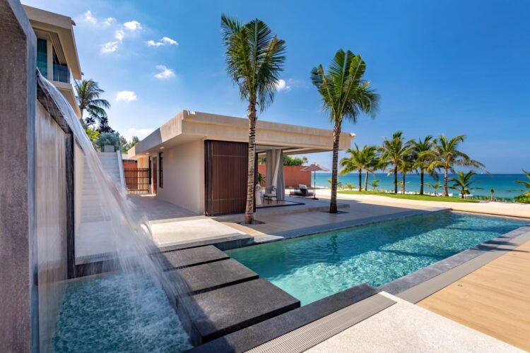 Villa Boonta Luxus Villa Phuket Thailand Wohnlandschaft Vorderer Pool Mit Wasserfall