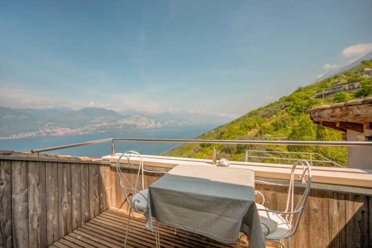 Villa Castelletto Luxus Ferienhaus Italien Gardasee Mieten Balkon Seeblick