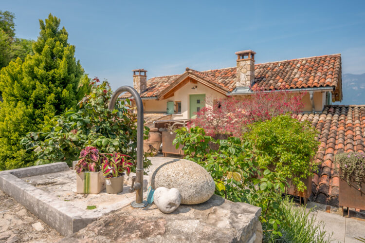 Villa Castelletto Luxus Ferienhaus Italien Gardasee Mieten Brunnen Hausansicht