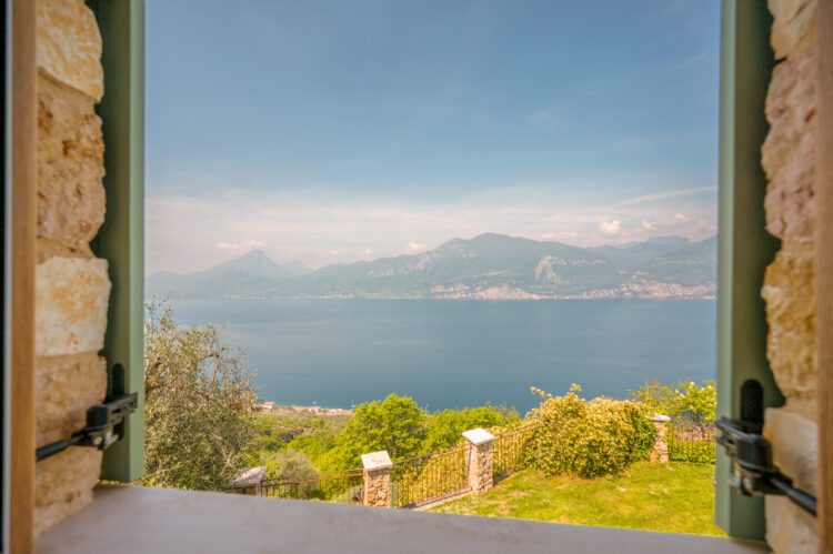 Villa Castelletto Luxus Ferienhaus Italien Gardasee Mieten Deatail Fenster Seeblick