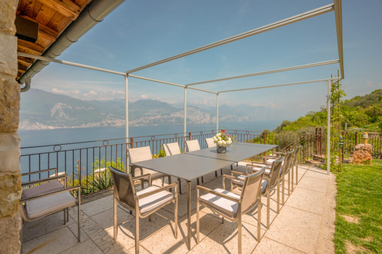 Villa Castelletto Luxus Ferienhaus Italien Gardasee Mieten Esstisch Outdoor Seeblick