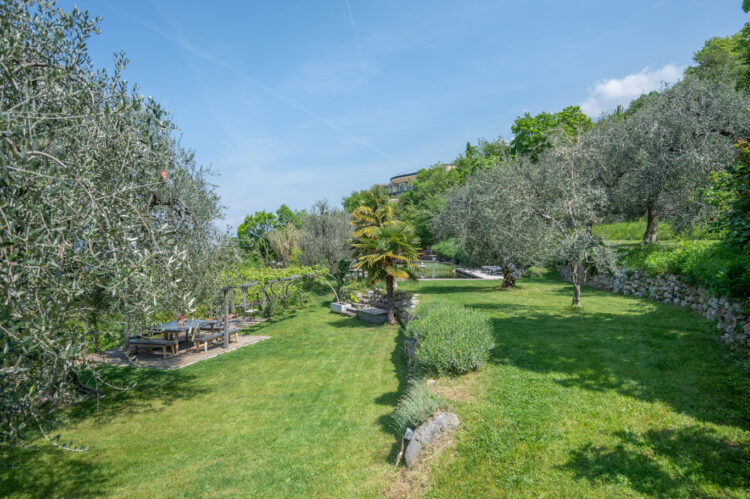 Villa Castelletto Luxus Ferienhaus Italien Gardasee Mieten Rasen Esstisch Schwimmteichseeblick
