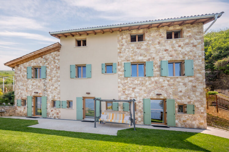 Villa Castelletto Luxus Ferienhaus Italien Gardasee Mieten Rasenfläche Hausansicht