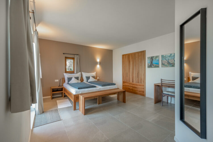 Villa Castelletto Luxus Ferienhaus Italien Gardasee Mieten Schlafzimmer Gartenebene 2