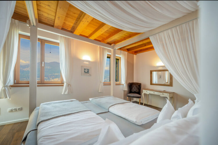 Villa Castelletto Luxus Ferienhaus Italien Gardasee Mieten Schlafzimmer Himmelbett