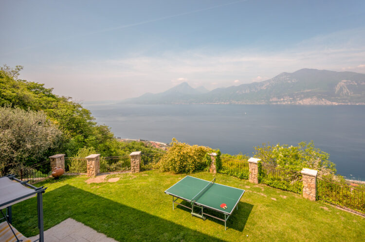 Villa Castelletto Luxus Ferienhaus Italien Gardasee Mieten Tischtennisplatte Seeblick