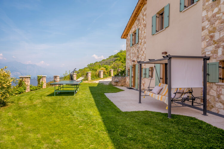 Villa Castelletto Luxus Ferienhaus Italien Gardasee Mieten Tischtennisplatte Seeblick Loungemöbel