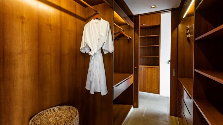 Villa Chelay Luxus Ferienhaus Phuket Thailand Mit Meerblick Mieten Ankleide