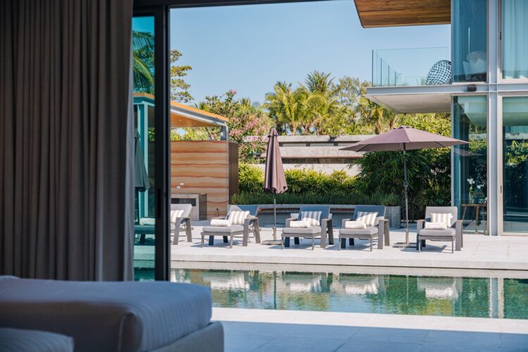 Villa Essenza Luxus Ferienhaus Phuket Am Strand Mieten Liegen