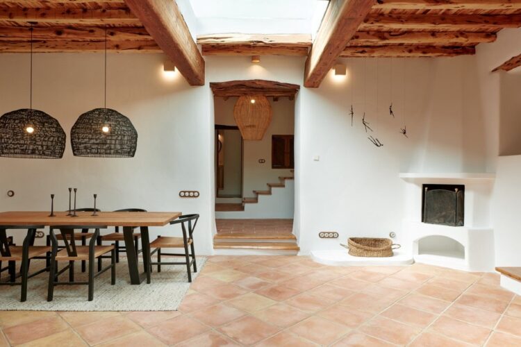 Villa Eulalia Exklusives Ferienhaus Ibiza Essbereich Mit Kamin