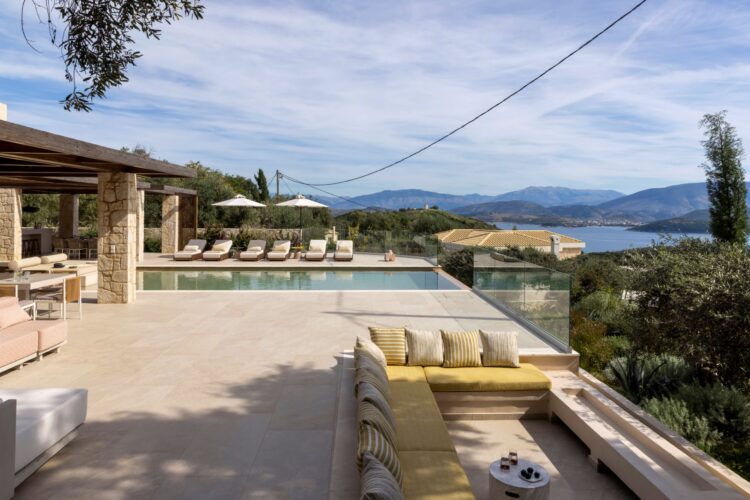 Villa Ionis Luxus Ferienhaus Korfu Mieten Terrasse