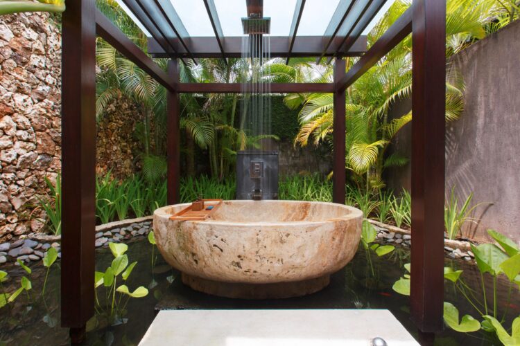 Villa Jamadara Uluwatu – Badezimmer Mit Freistehender Badewanne Und Gartenblick