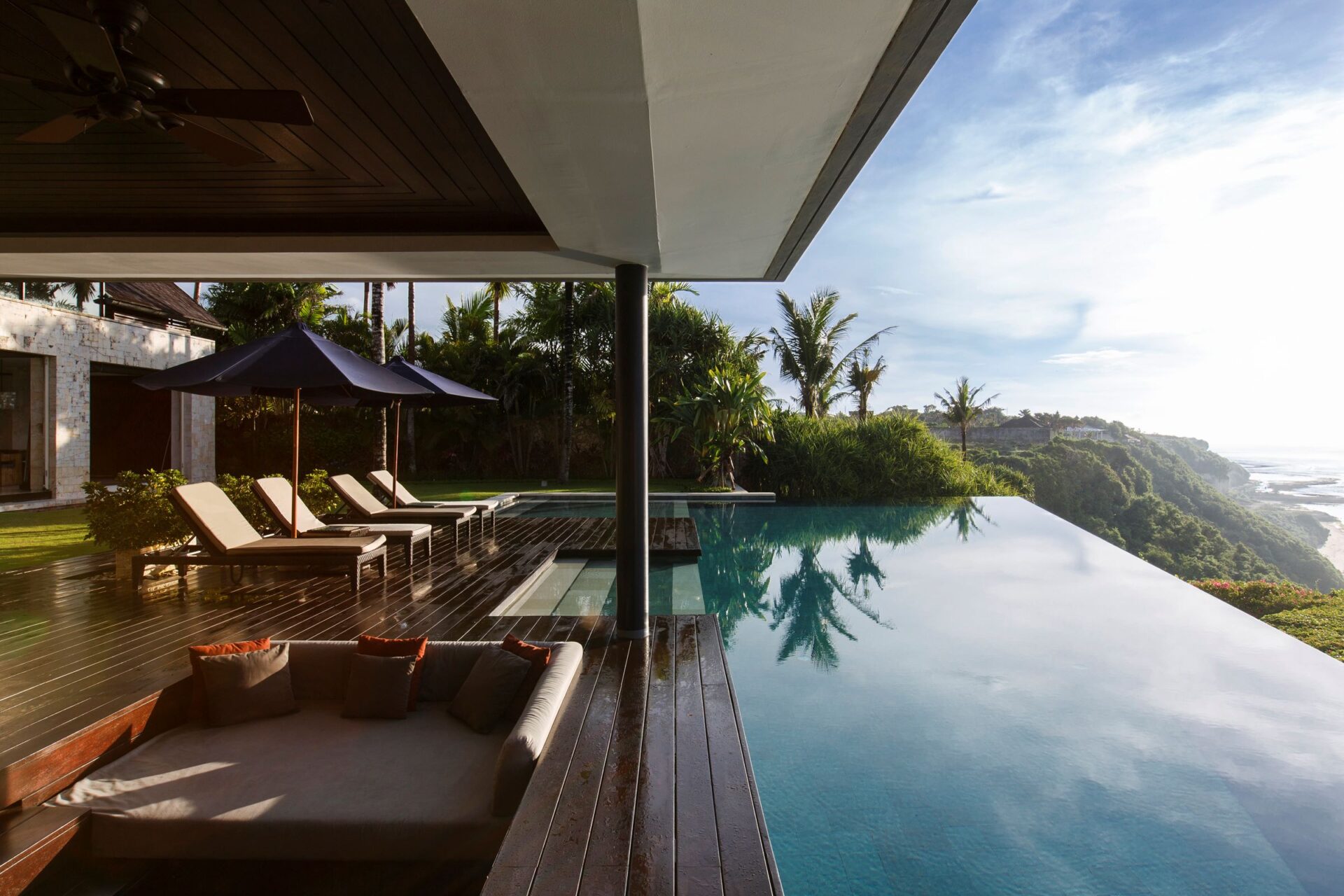 Villa Jamadara Uluwatu – Poolterrasse Mit Sonnenliegen Und Palmen