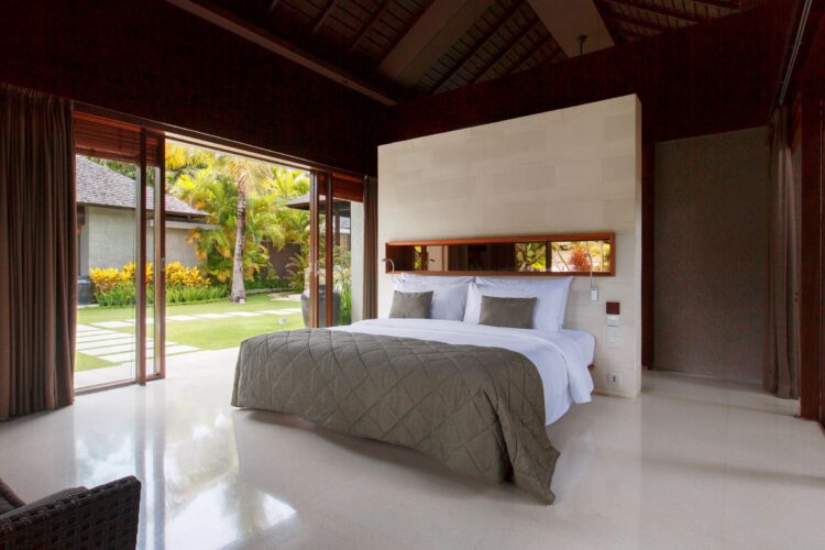 Villa Jamadara Uluwatu – Schlafzimmer Mit King Size Bett Und Gartenblick