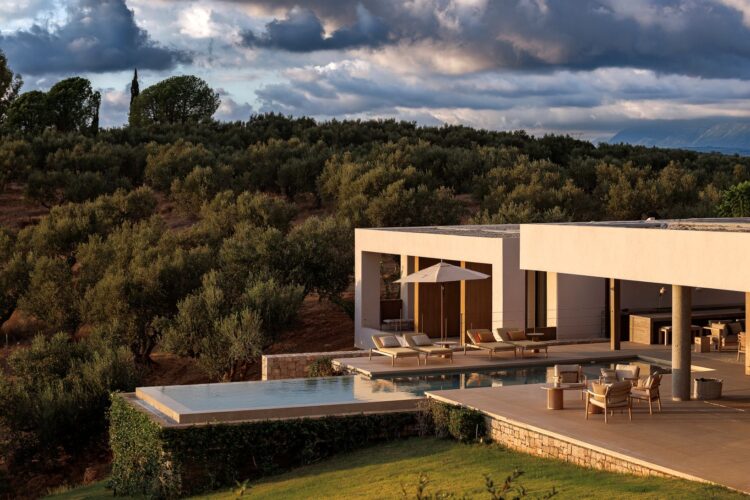 Villa Kalliste Luxus Ferienhaus Peloponnes Griechenland Mieten Poolterrasse