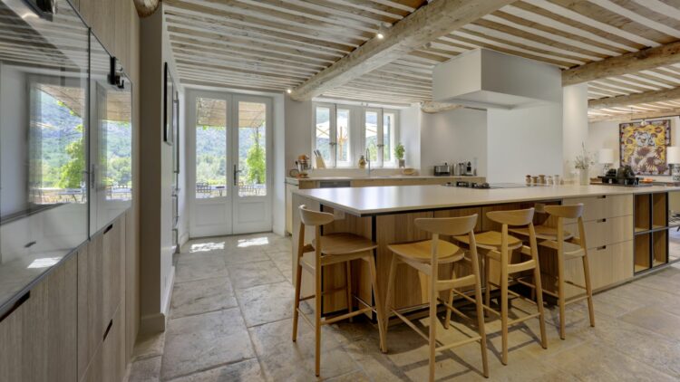 Villa Le Mourre Exklusives Ferienhaus Küche Mit Frühstückstresen Und Zugang Zum Patio