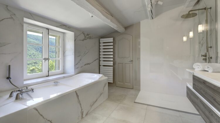 Villa Le Mourre Traumhaftes Ferienhaus Provence Badezimmer Mit Badewanne Und Dusche